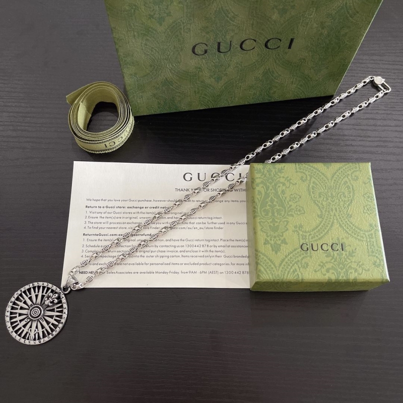 G*u*i necklaces